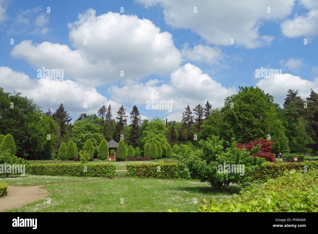 Ei Hütte im Jenischpark in Hamburg mit nassen Wiesen Stockfoto