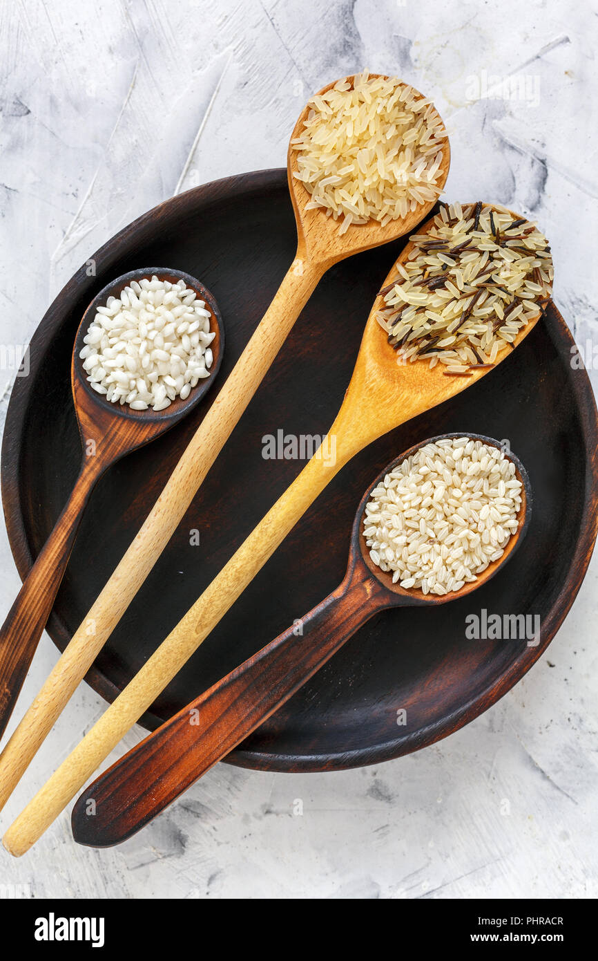 Holzlöffel mit verschiedenen Sorten von Reis. Stockfoto
