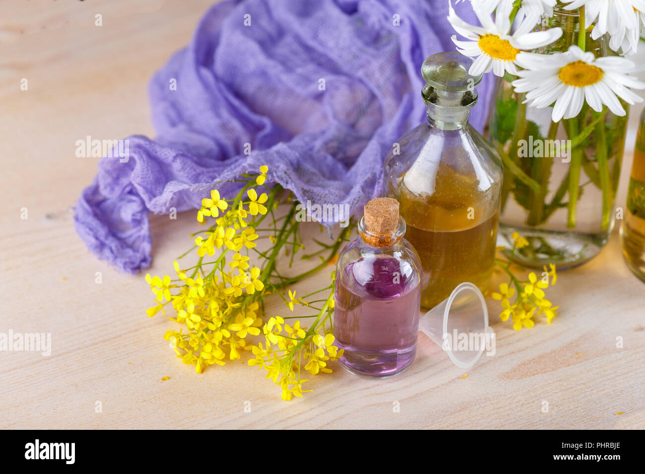 Ätherische Öle und wilden Blumen Stockfoto