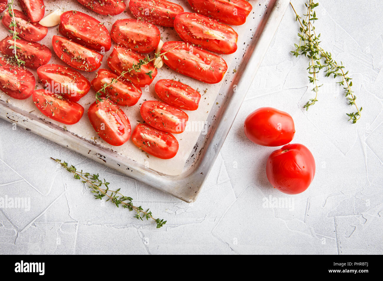 Tomaten in Backblech Stockfoto