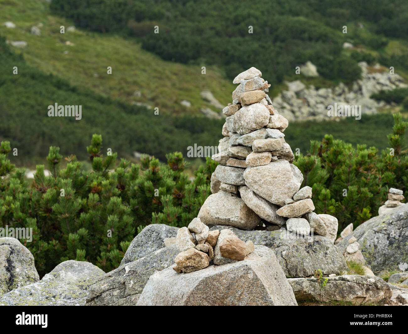 Stein Pyramiden in der Hohen Tatra. Skalnate Pleso in der hohen Tatra, Slowakei Stockfoto