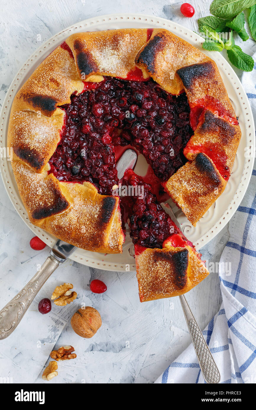 Platte mit in Scheiben geschnittenen Cranberry-pie (Galette). Stockfoto