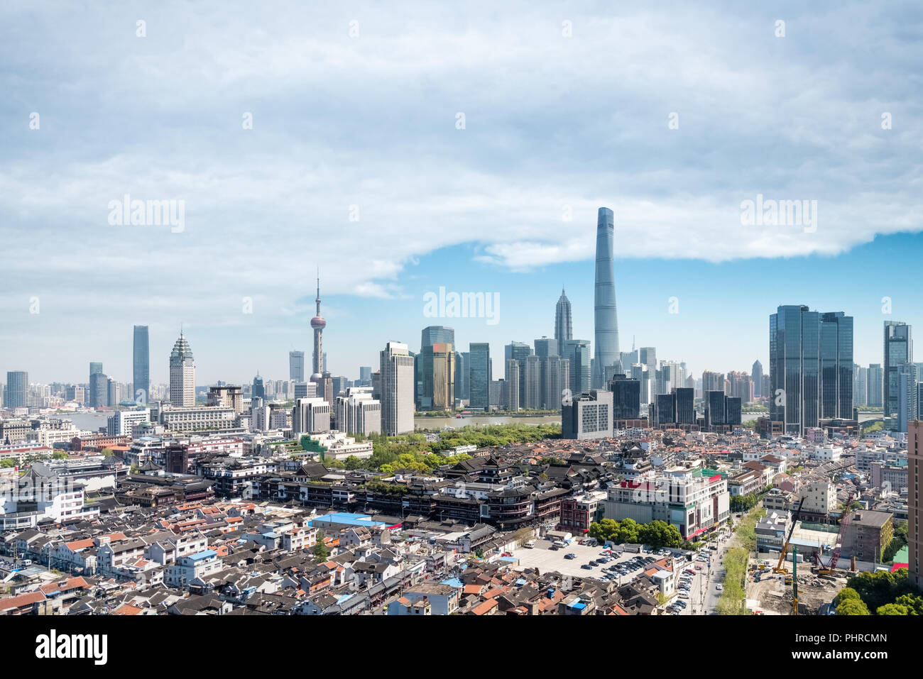 Die moderne Skyline und die Altstadt Stockfoto