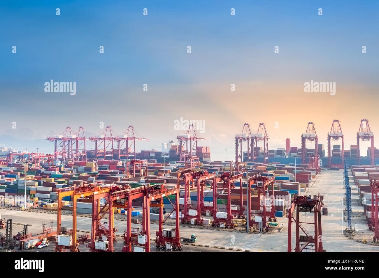Shanghai-Container-terminal in der Abenddämmerung Stockfoto