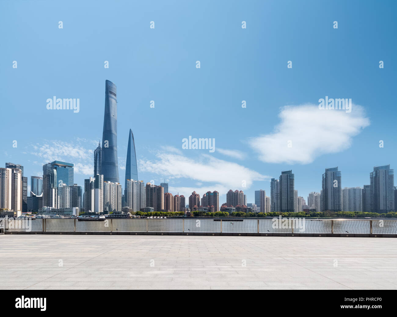 Riverside Stadtbild mit Aussichtsplattform Stockfoto
