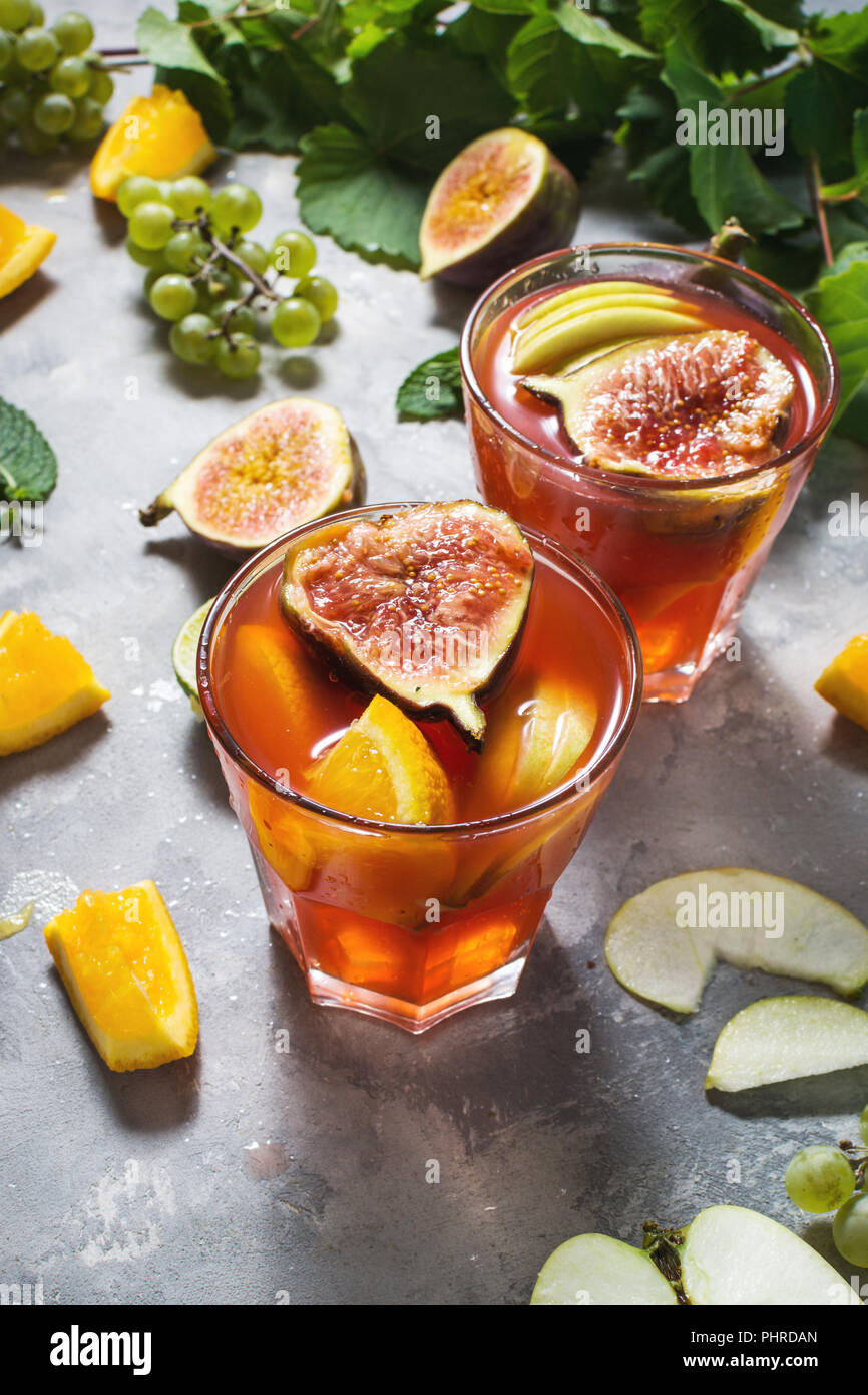 Cocktail Frucht Sangria mit Äpfeln, Orangen, Feigen, Trauben, Minze auf ...