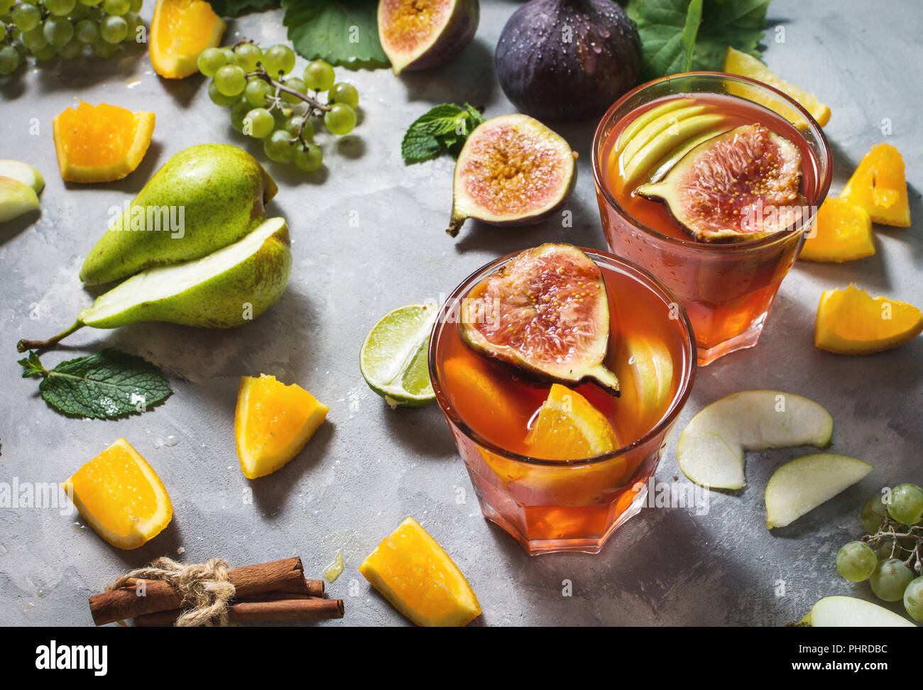 Cocktail Frucht Sangria mit Äpfeln, Orangen, Feigen, Trauben, Minze auf ...