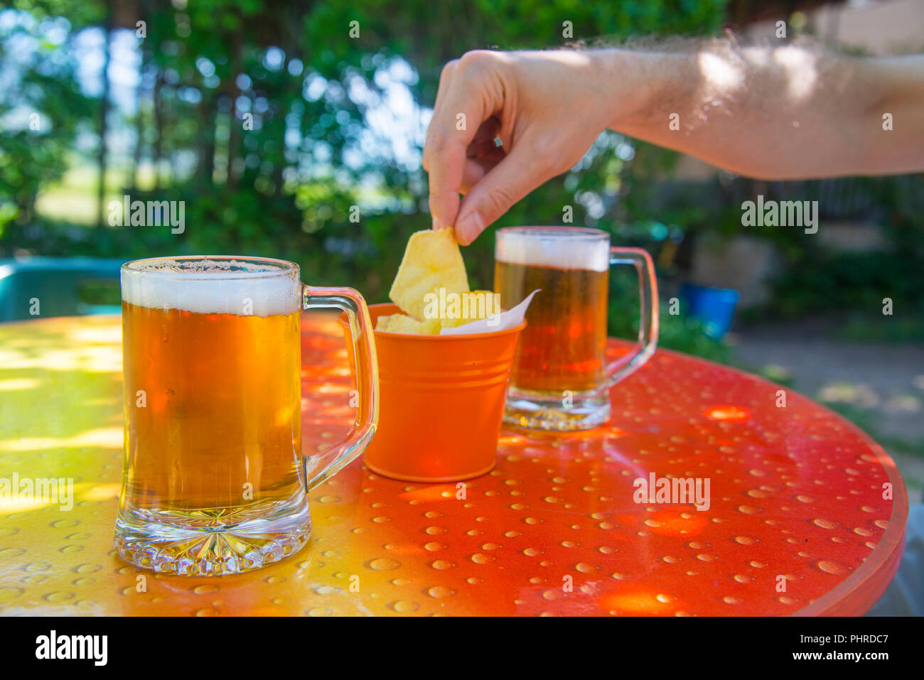 Zwei Gläser Bier mit Chips in eine Terrasse. Stockfoto
