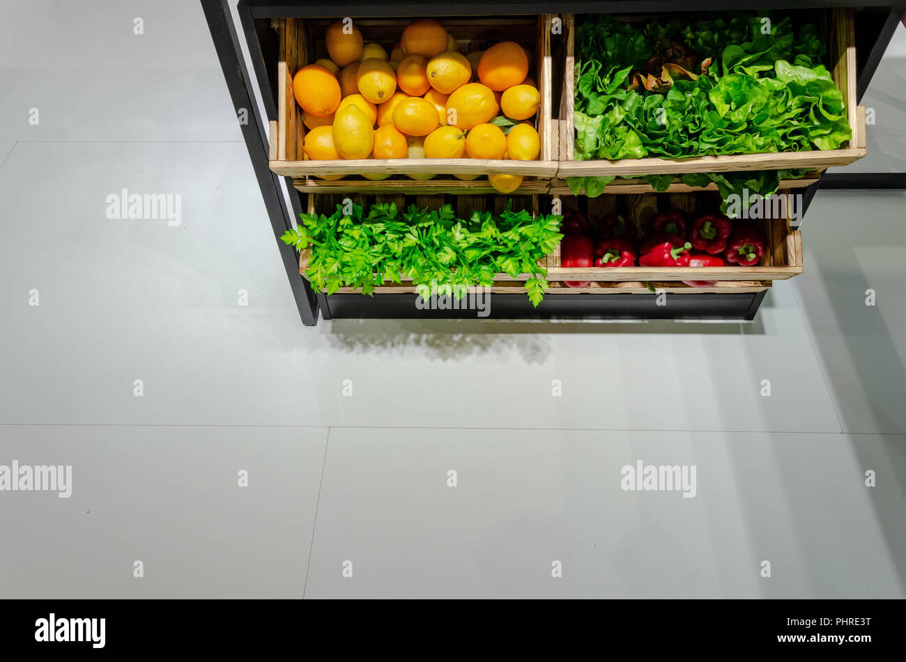 Gesundes Obst und Gemüse Bazar. Frisches Gemüse im Geschäft mit Kopie Raum auf dem Boden. Stockfoto