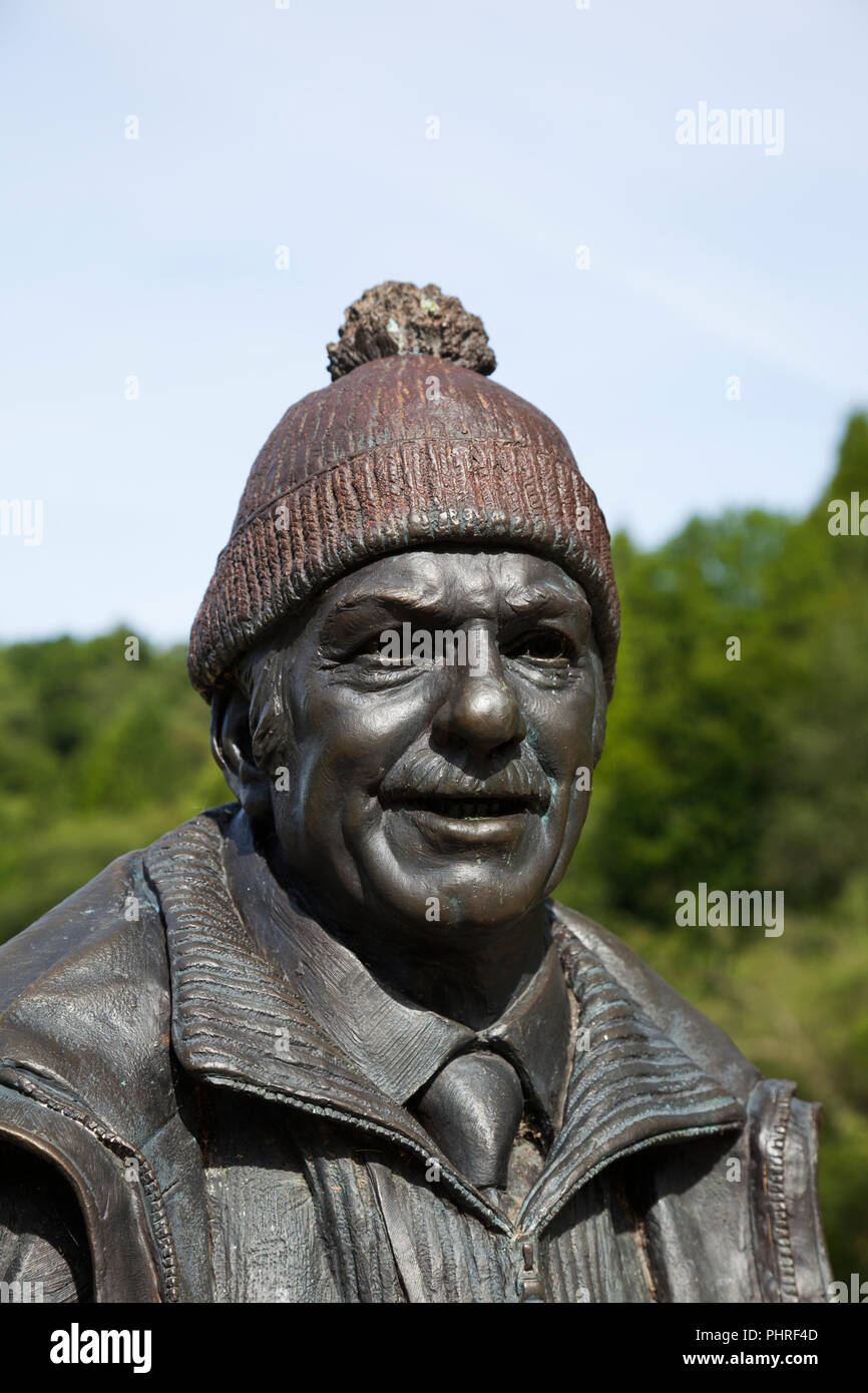 Memorial in Bronze zu Tom Wehr, Schriftsteller und Rundfunksprecher, von Bildhauer Sean Hedges-Quinn in Balmaha, Loch Lomond. Stockfoto