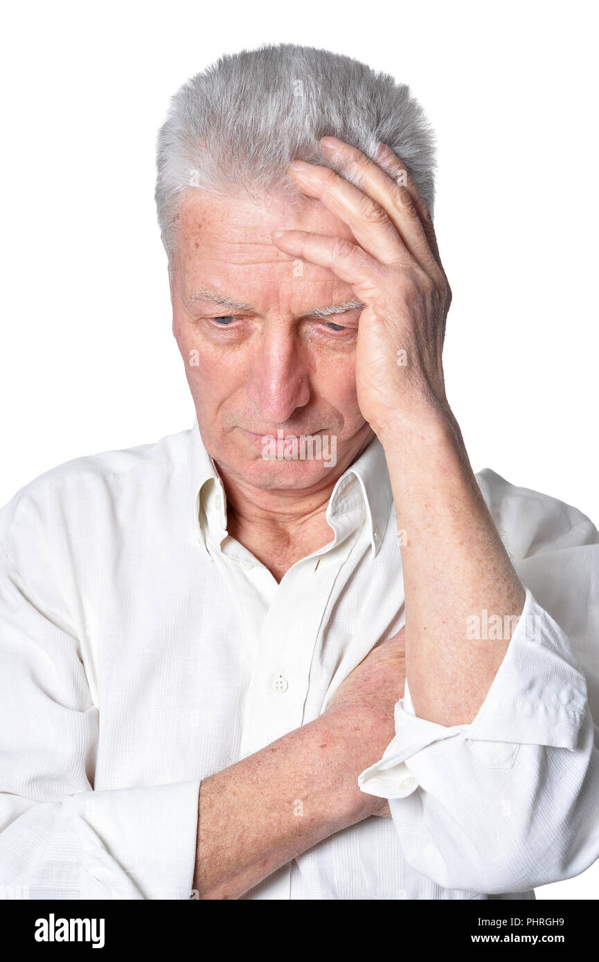 Traurig älterer Mann in Freizeitkleidung posing Stockfoto