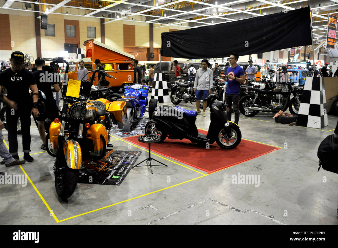 Big Bike und Motorrad in großen Showroom. Zu Gast zum Verkauf ausgestellt. Stockfoto