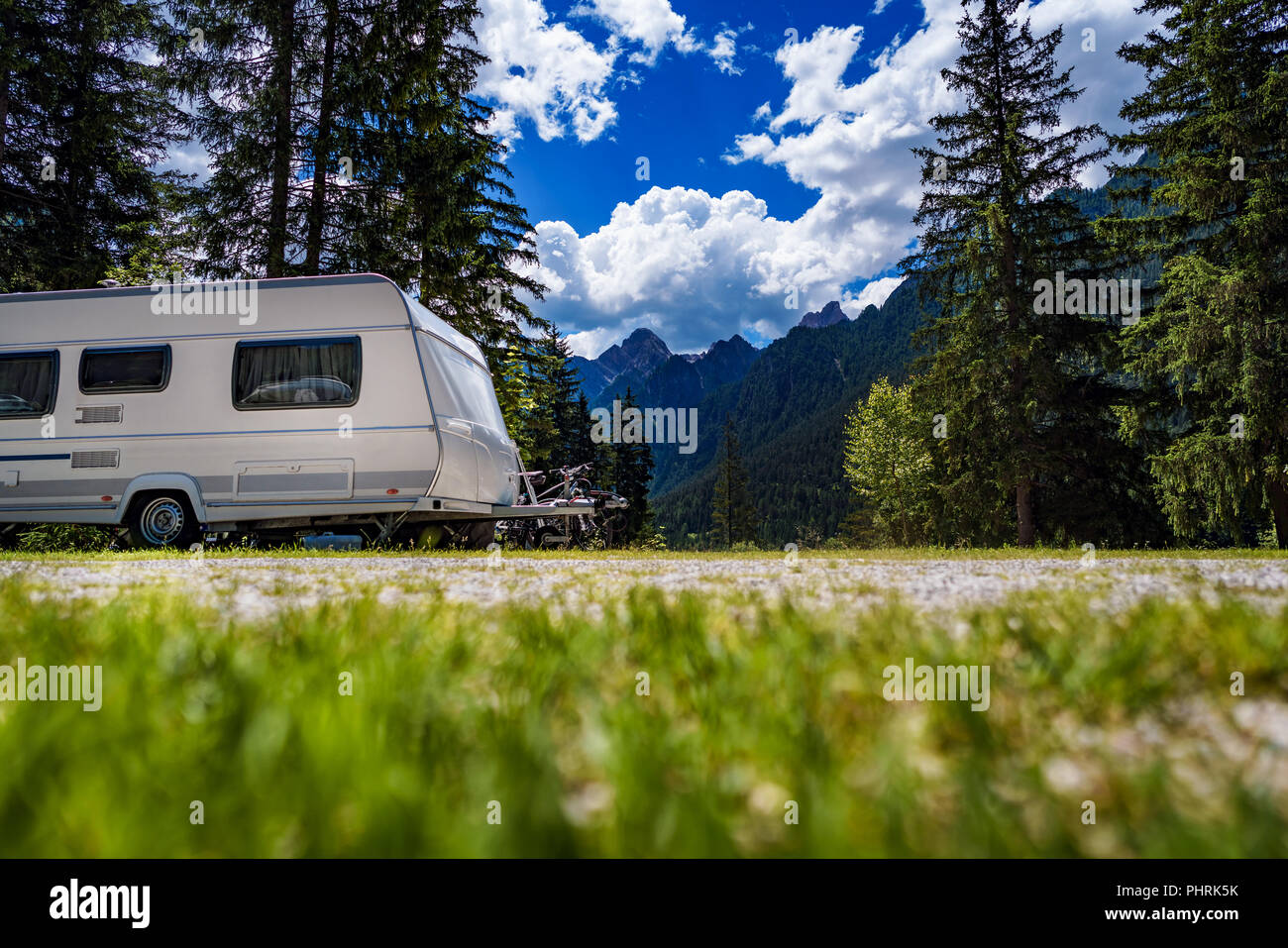 Familie Urlaub Reisen, Urlaub im Reisemobil Wohnmobil, Caravan Auto Urlaub. Schöne Natur Italien Natur Alpen. Stockfoto