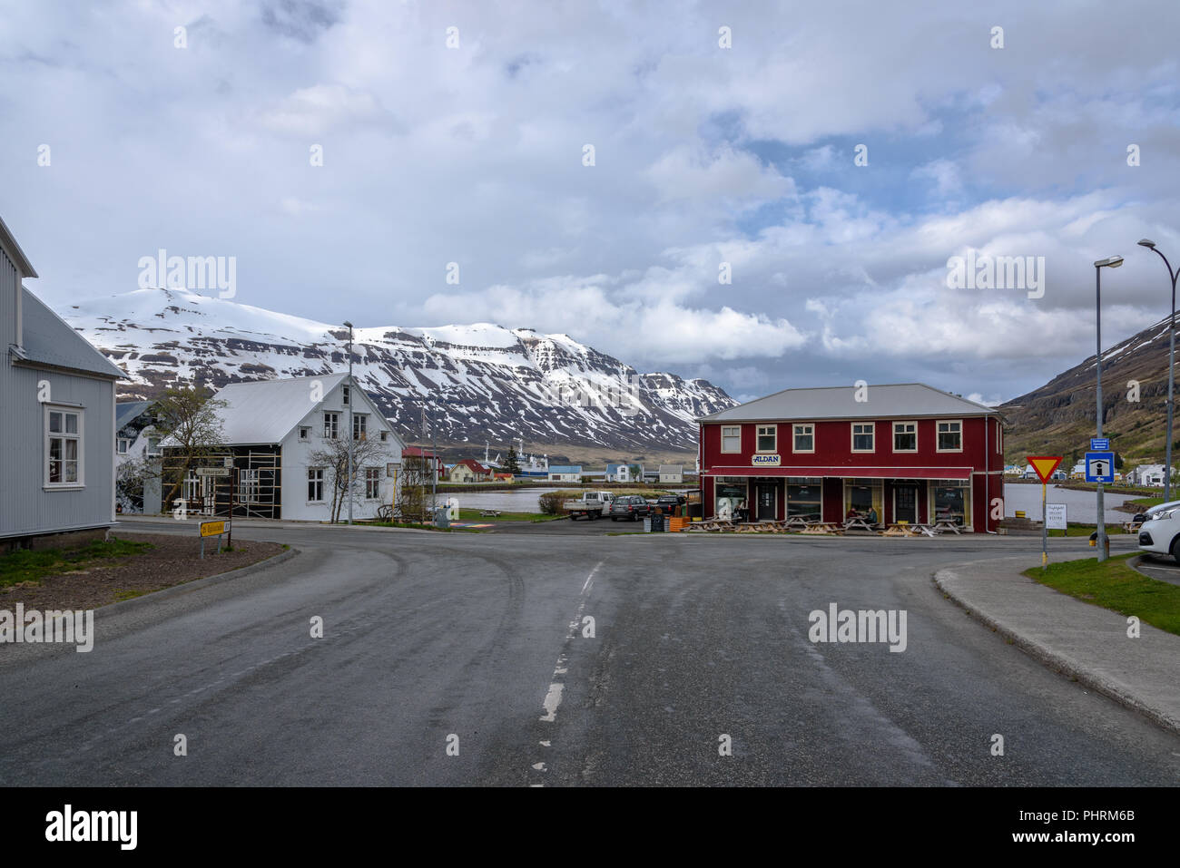 Die Kreuzung in Seydisfjördur im Osten von Island Stockfoto