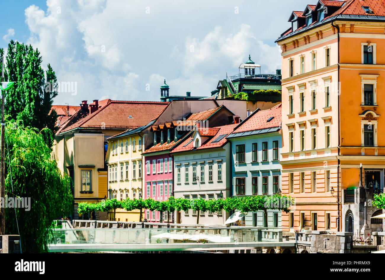Farbenfrohe historische Gebäude in der Altstadt von Ljubljana - Slowenien Stockfoto