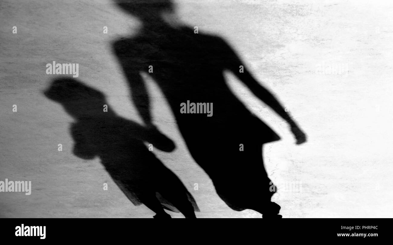 Blurry vintage Schatten Silhouetten von Mutter und Tochter zu Fuß in Schwarz und Weiß Stockfoto