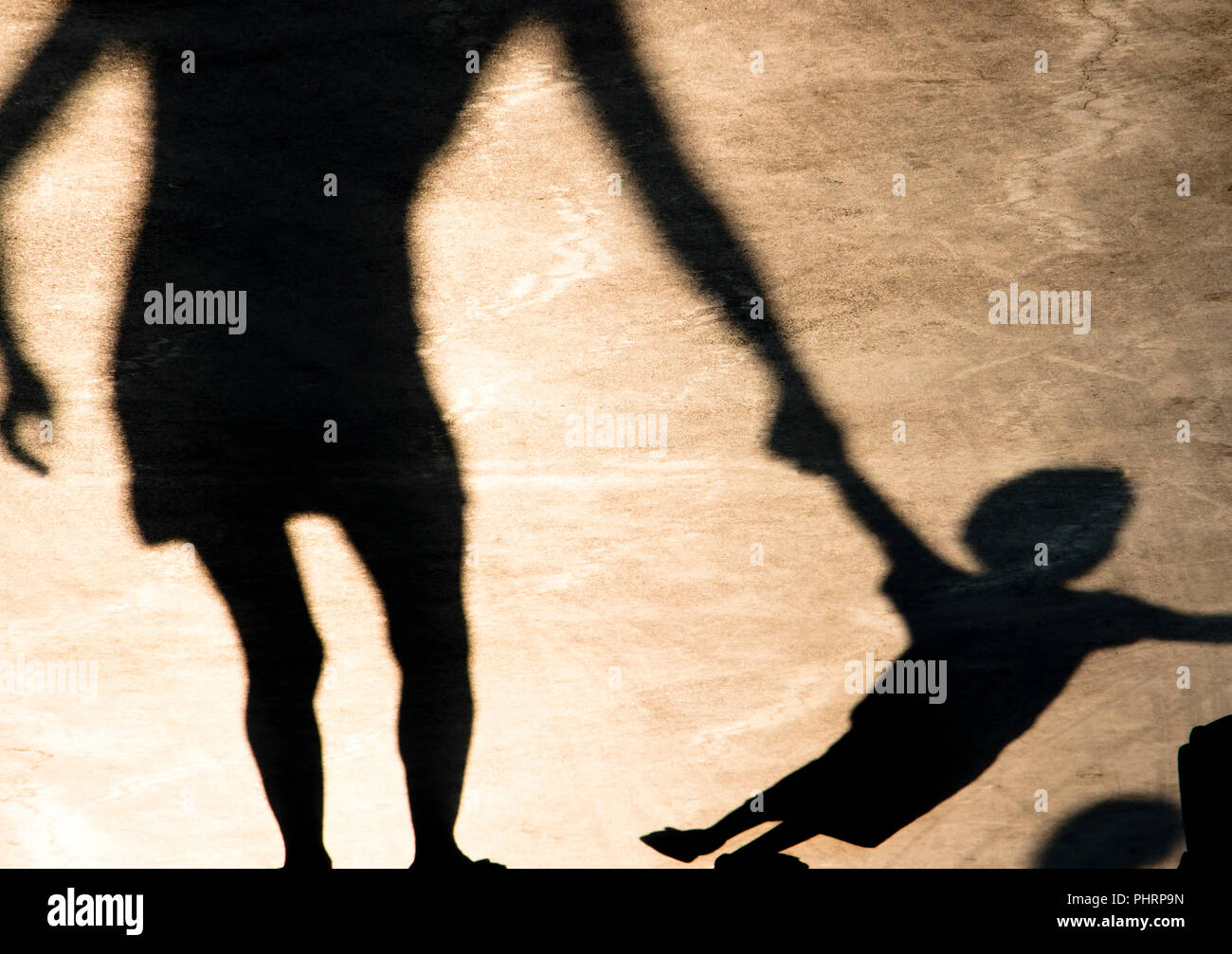 Schatten Silhouetten von Mutter und Sohn disobediante ihre Hand ziehen an Sommer Promenade in sepia schwarz und weiß Stockfoto