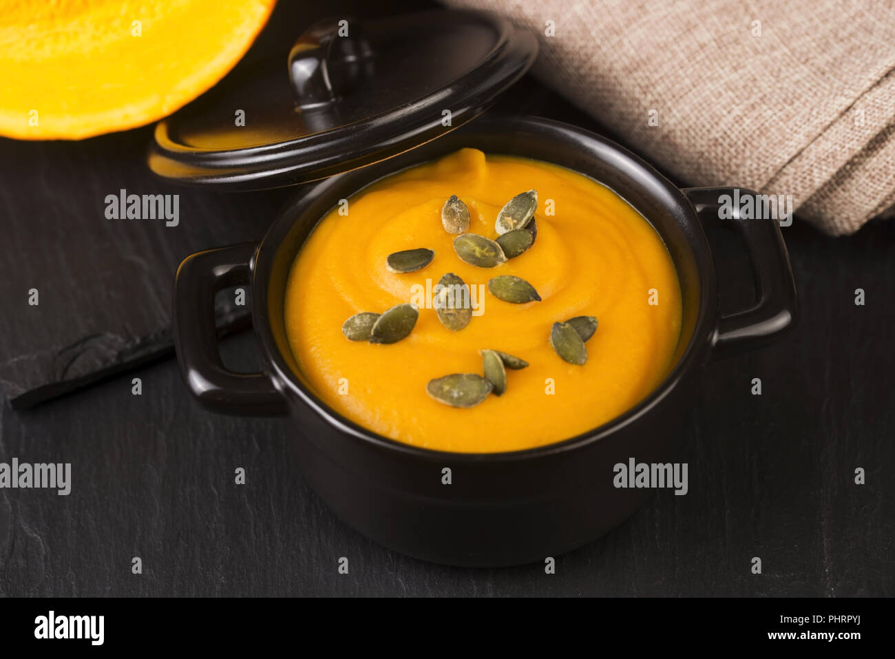 Kürbis und Karotten Suppe mit Samen Stockfoto