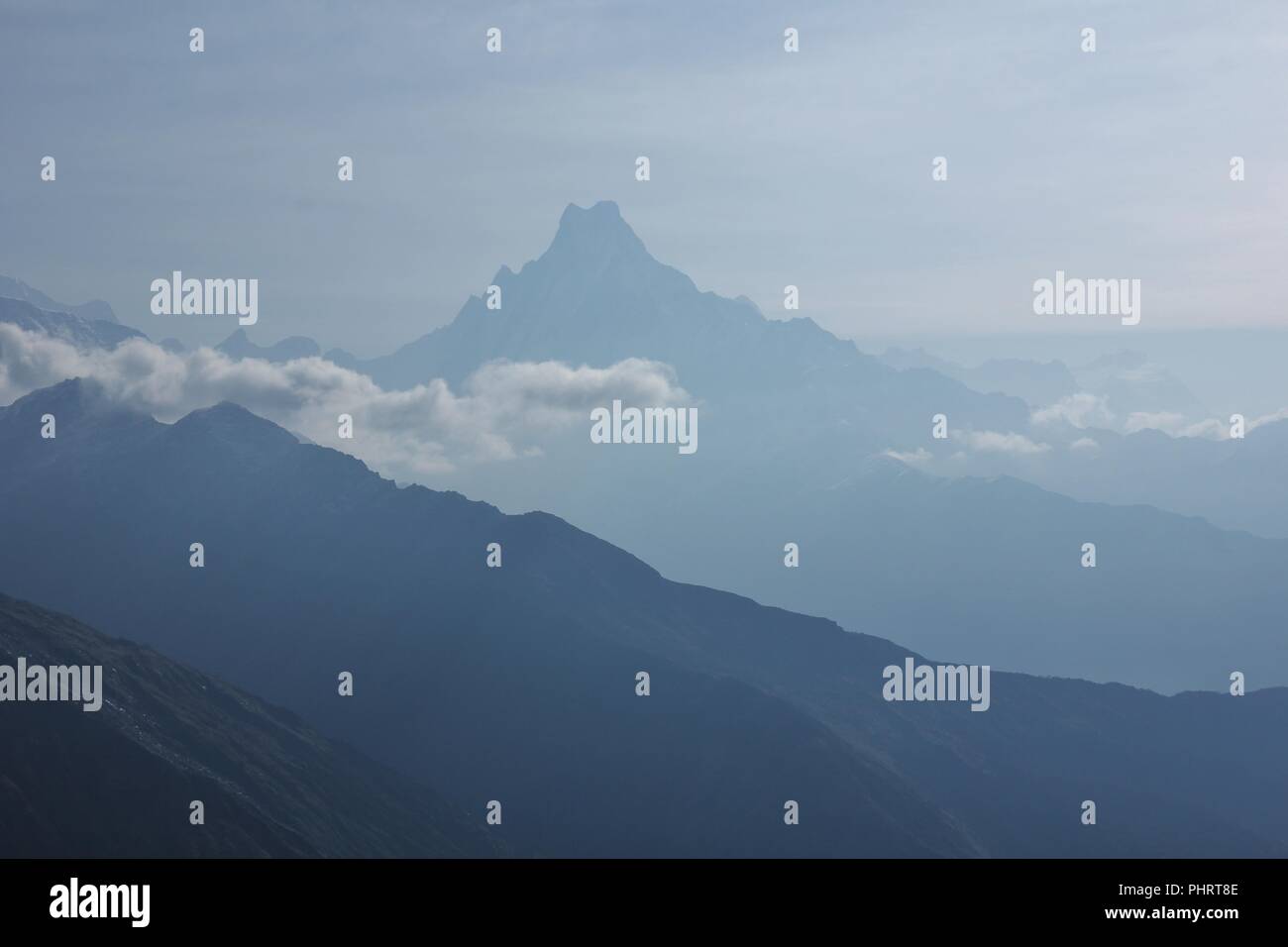 Umrisse von berühmten Mount Fishtail, Matschaputschare. Stockfoto