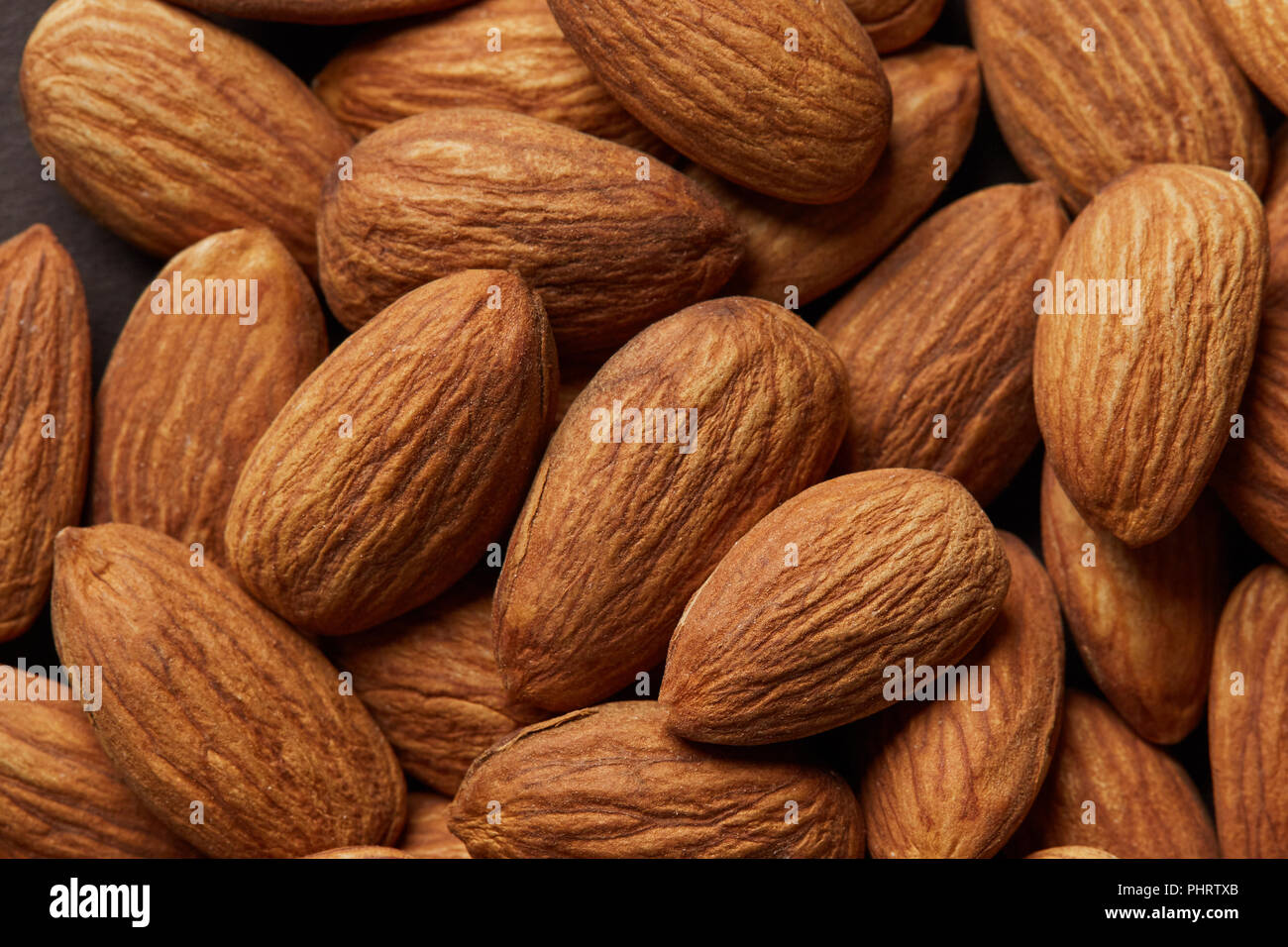 Nahaufnahme von einem Haufen Mandeln als Hintergrund. Stockfoto