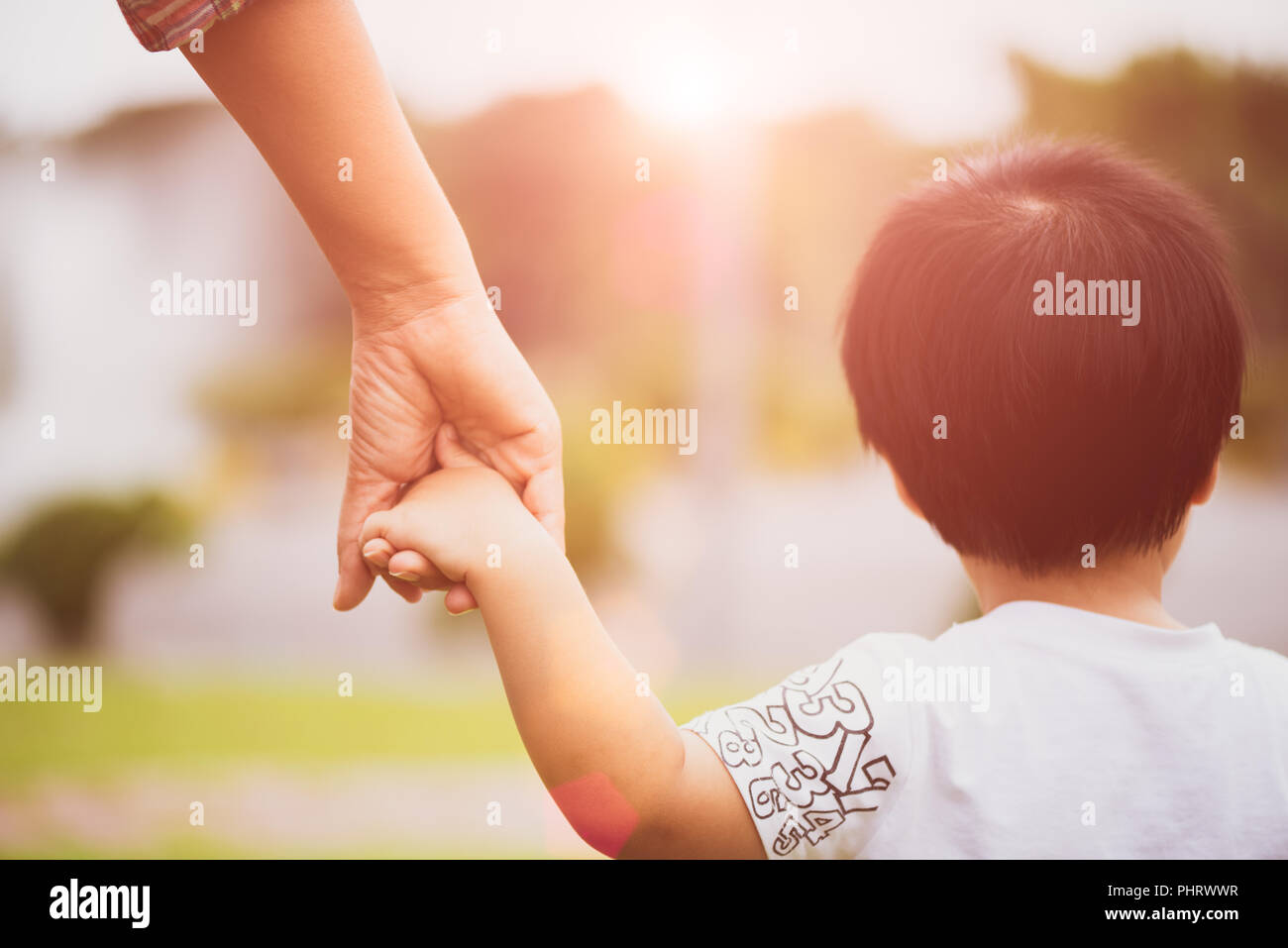 Nahaufnahme der Mutter an der Hand eines Kindes. Familie und Muttertag Konzept. Stockfoto