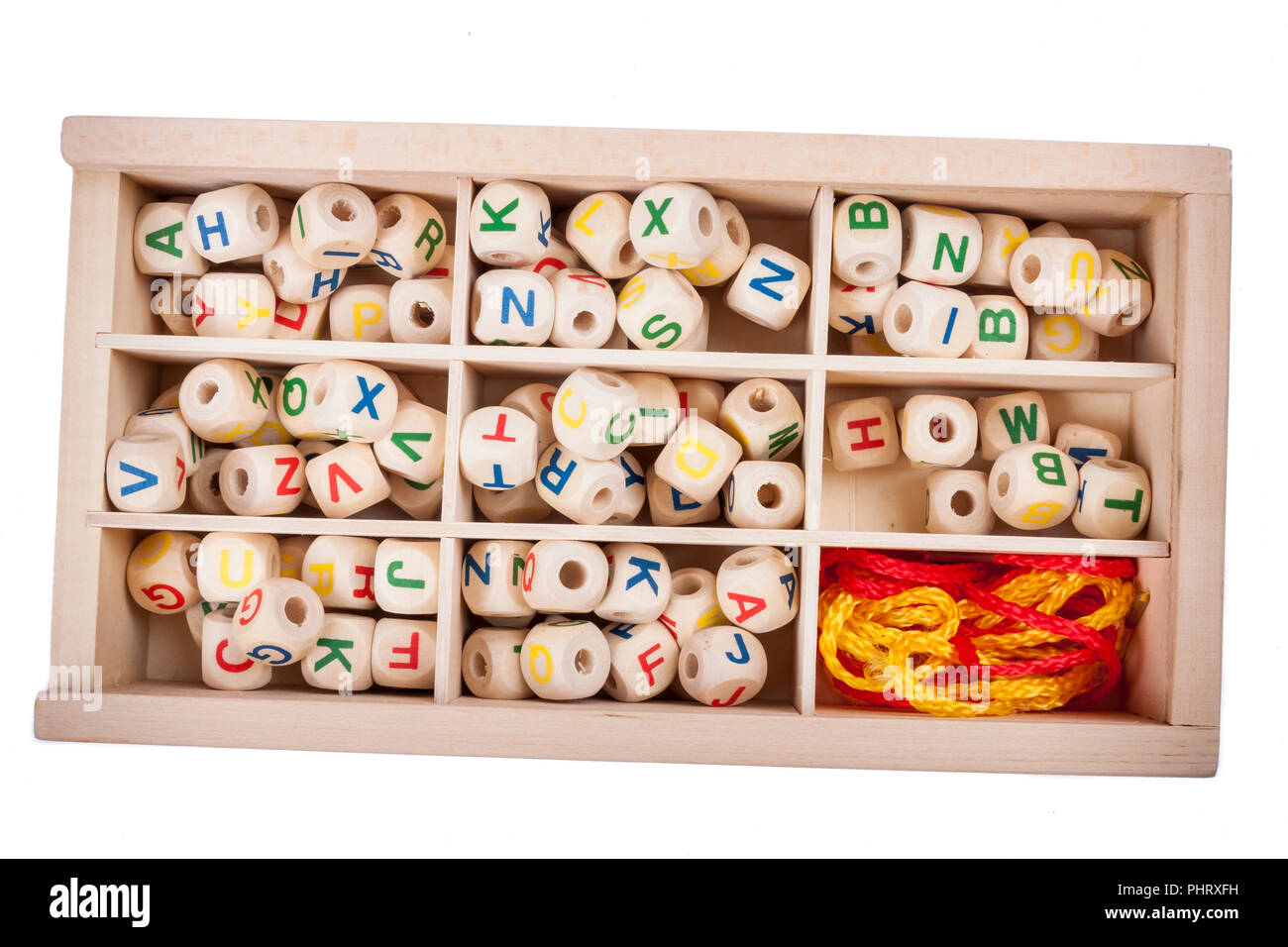 Holz- Buchstaben in die Box - kreatives Spiel. Stockfoto