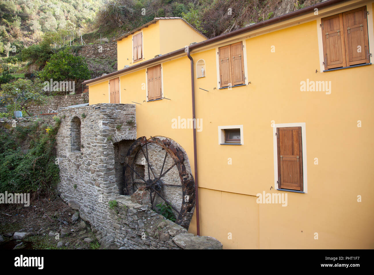 Ein altes Wasserrad entlang der Straße gesehen nach Vernazza im Liquria, Italien. Stockfoto