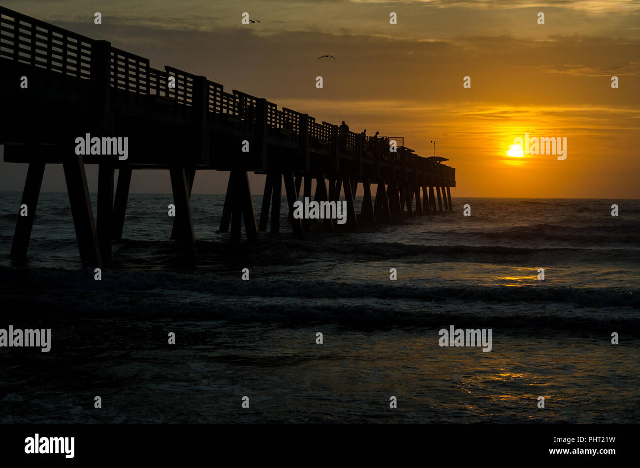 Jacksonville Beach Fishing Pier bei Sonnenaufgang Stockfoto