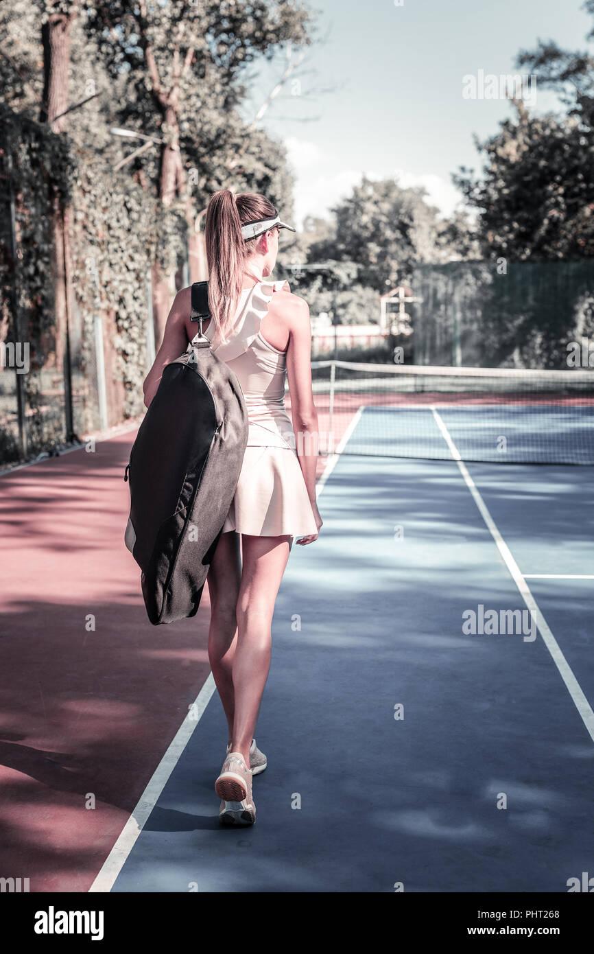 Ehrgeizige erfolgreiche Frau in Richtung Tennis Training Stockfoto