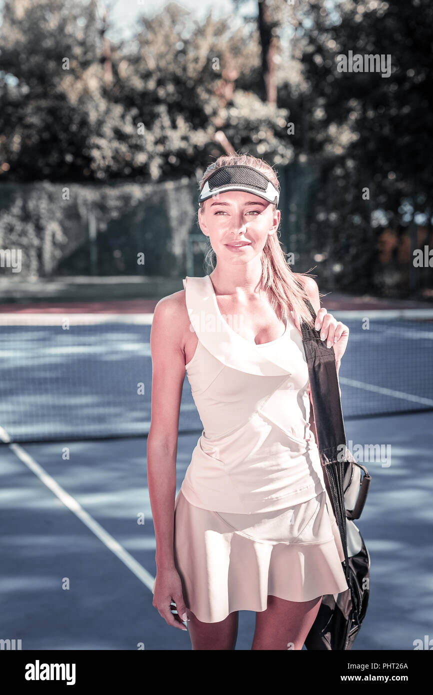 Hoffnungsvoll angenehme Frau, die immer bereit für Tennis Stockfoto