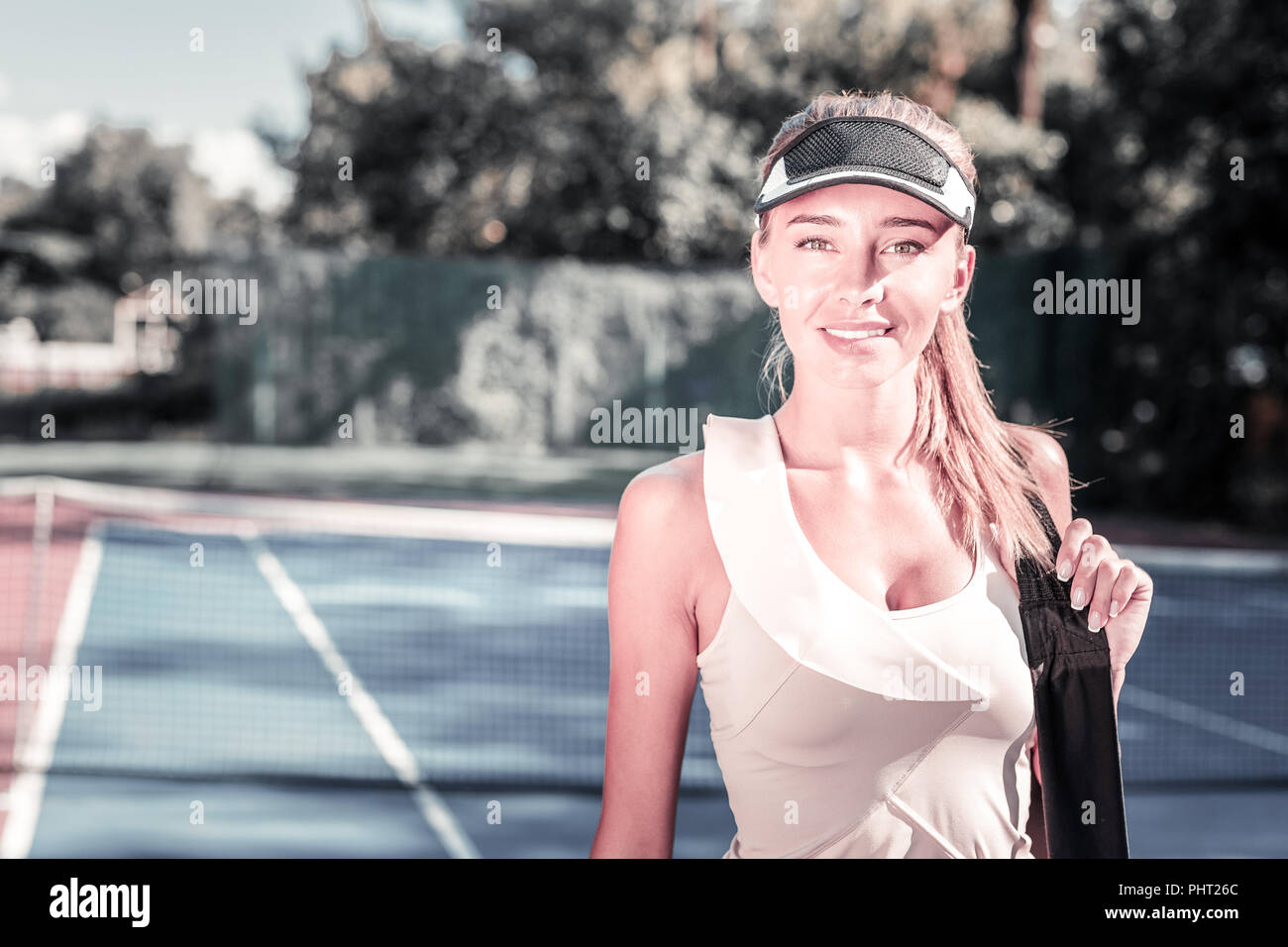 Heiter froh, Frau üben Tennis als Hobby Stockfoto