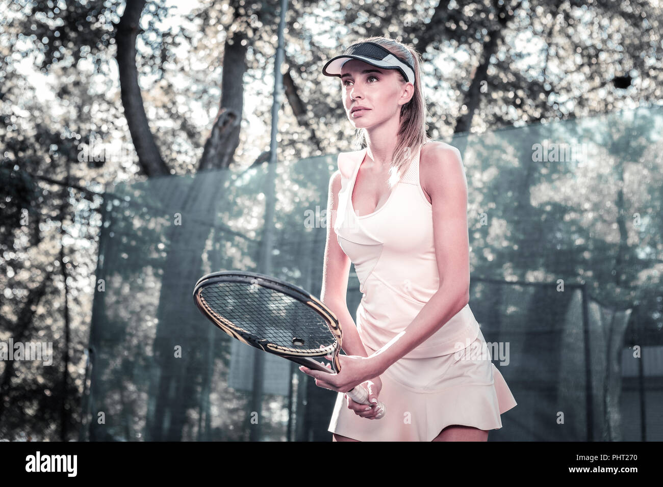 Weibliche Spieler warten auf Tennis ball konzentriert Stockfoto