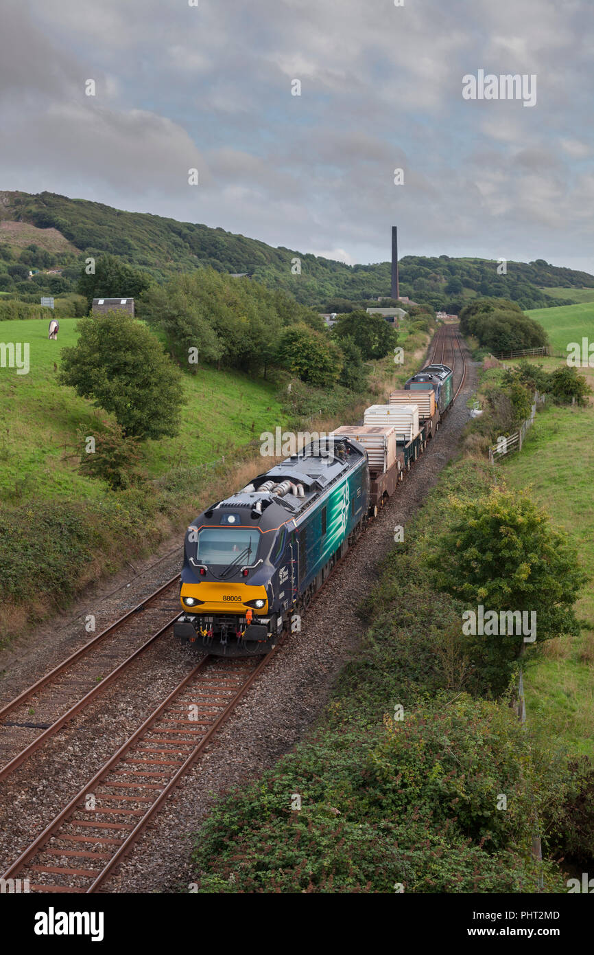 2 Direct Rail Services Klasse 88 Bi Mode Elektro- & Diesellokomotiven fahren mit einem Kernflaschzug an Askam in Furness, Cumbria vorbei Stockfoto