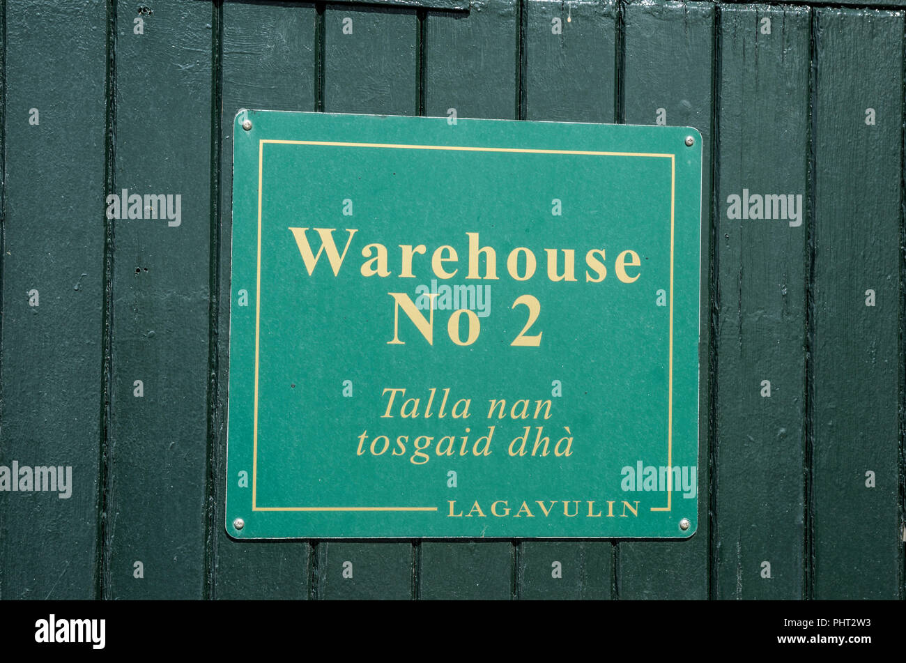 Lager Nr. 2 Zeichen auf der grünen Tür bei Lagavulin Whisky Destillerie auf Islay, Schottland Stockfoto