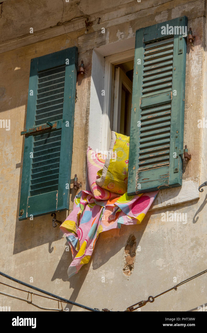 Farbenfrohe Stoffe Ausserhalb Eines Griechischen Haus Fenster Mit Grun Bemalt Shabby Chic Fensterladen In Kerkyra Korfu Griechenland Stockfotografie Alamy
