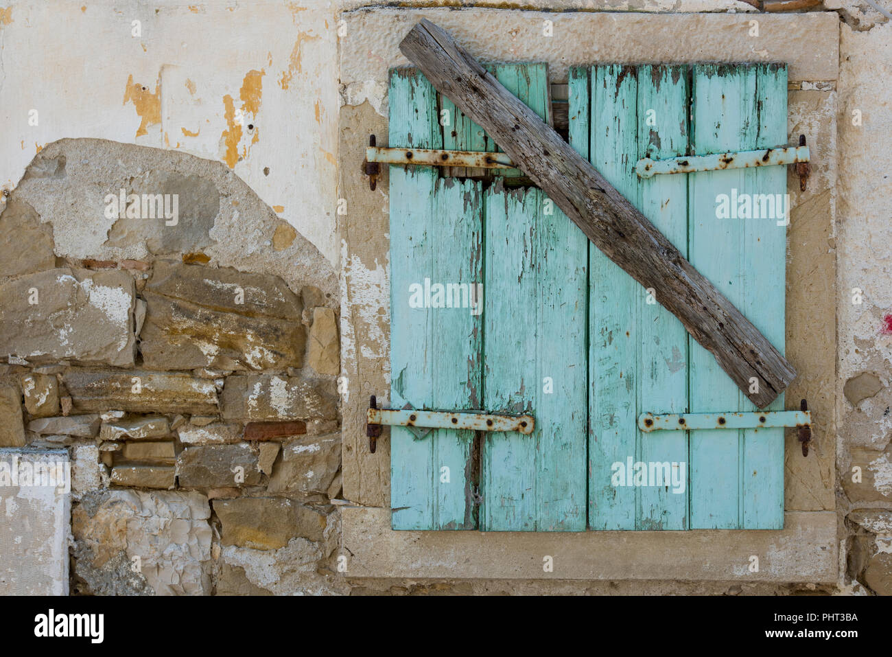 Eine Alte Zerschlagen Wetter Abgenutzt Shabby Chic Holzerne Fensterladen Mit Aufgerissenem Mauerwerk Und Putz Oder Rendern Wand Stockfotografie Alamy