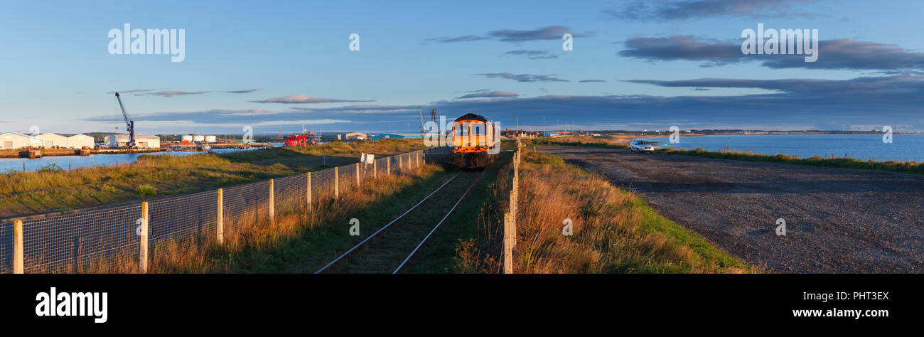 GB Railfreight Class 66 Lokomotive 66736 Wolverhampton Wanderers am North Blyth Aluminiumoxid Import vor dem Schleppen einen Zug von importierten Aluminiumoxid Stockfoto