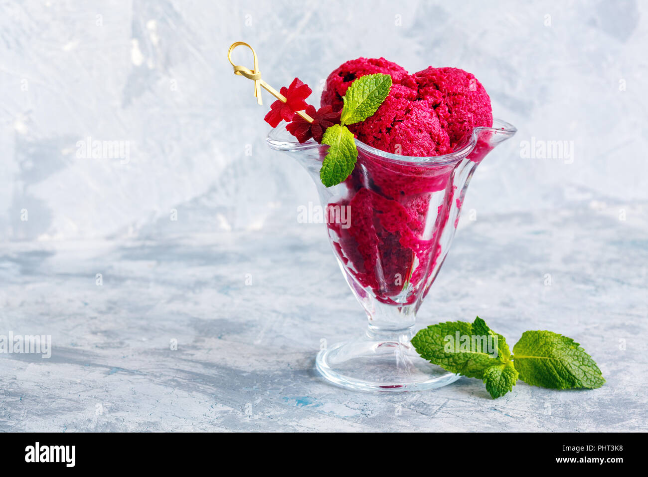 Vase mit hausgemachtem Eis aus Rüben. Stockfoto