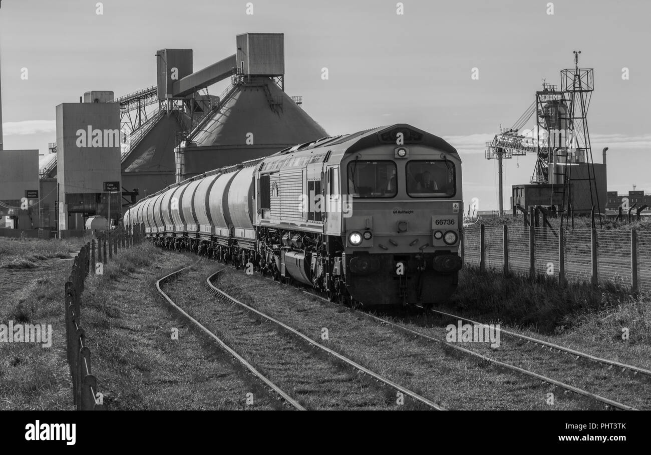 Ein GB Railfreight Class 66 Lokomotive von Norden Blyth Aluminiumoxid import Terminal mit einem Güterzug von Bulk Aluminiumoxid Stockfoto