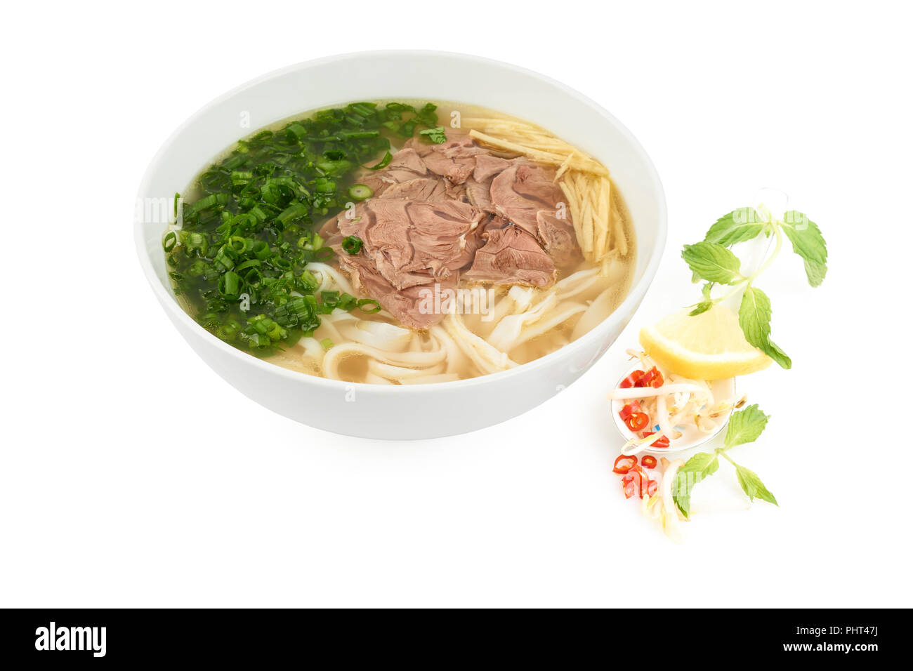 Platte der vietnamesische Nudelsuppe pho bo auf weißem Hintergrund Stockfoto