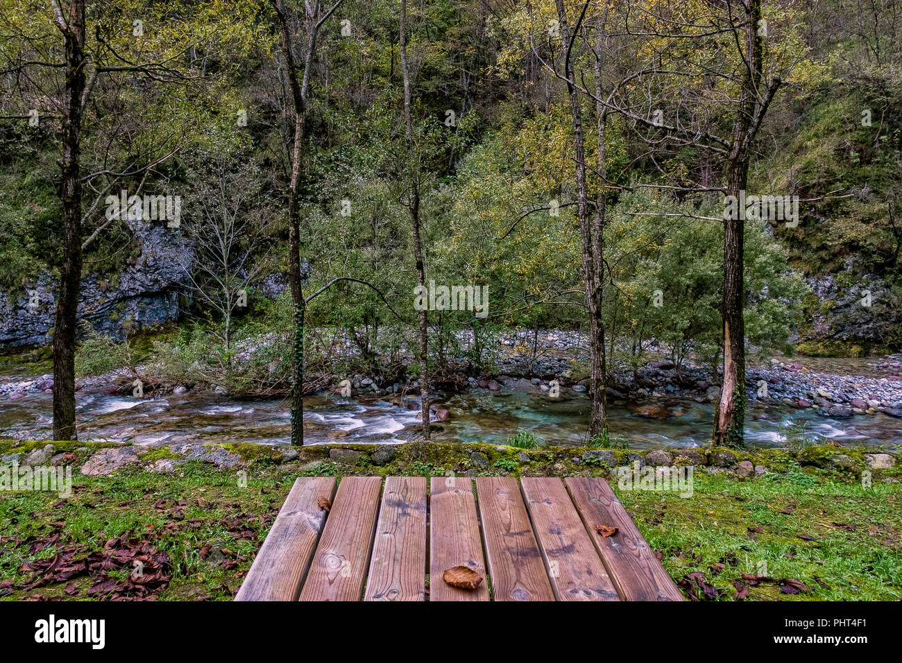 Holz- Tisch für Picknick auf der Wiese entlang der Bergbach im Herbst Stockfoto