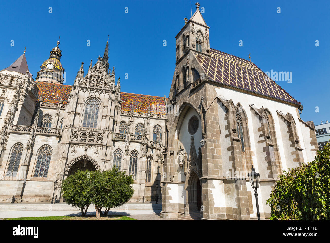 St. Michael Kapelle und der Kathedrale St. Elisabeth in der Altstadt von Kosice, Slowakei. Stockfoto