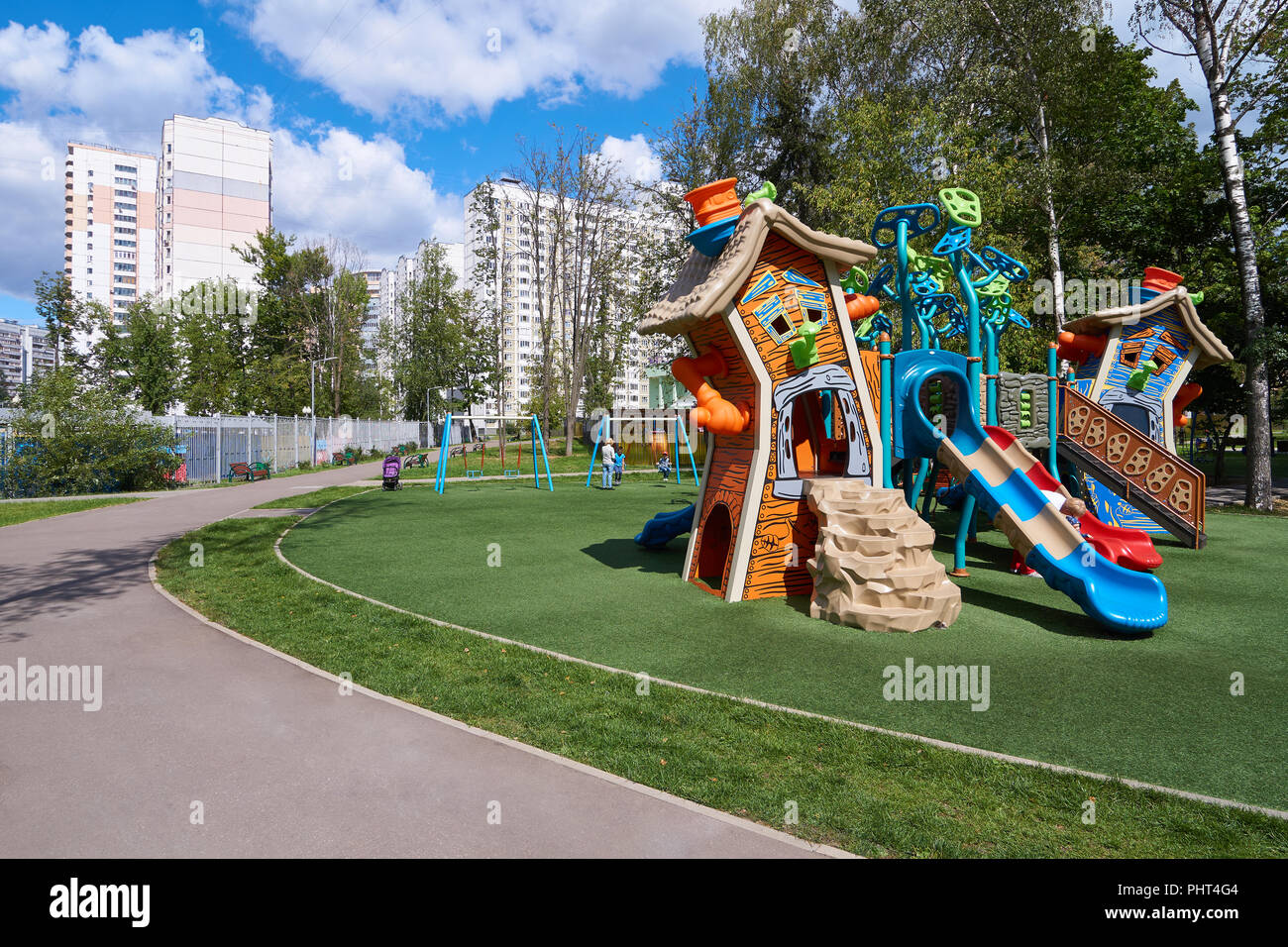Moskau, Russland - August 08, 2018: Neuer Spielplatz mit rund Kinder spielen an Novatorov Straße in Moskau. Kinder- Folien in der Form von Fairy ta Stockfoto