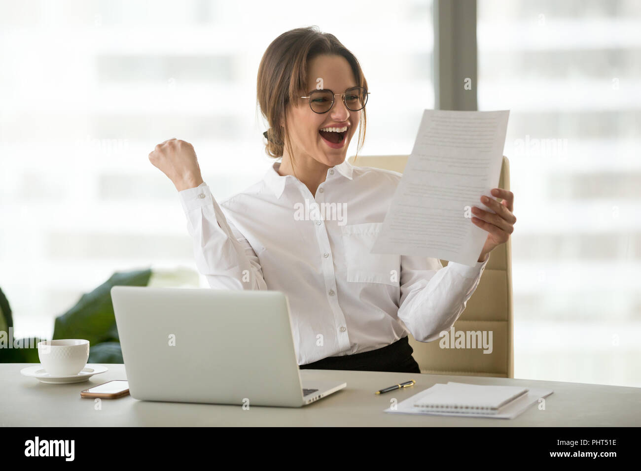 Aufgeregt Mitarbeiter Lesen Schreiben mit guten Nachrichten freuen sich über Promo Stockfoto