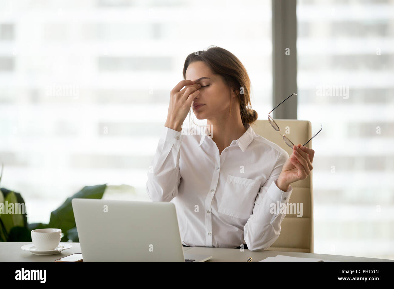 Ermüdet Geschäftsfrau, die Gläser müde von Computer arbeiten Stockfoto