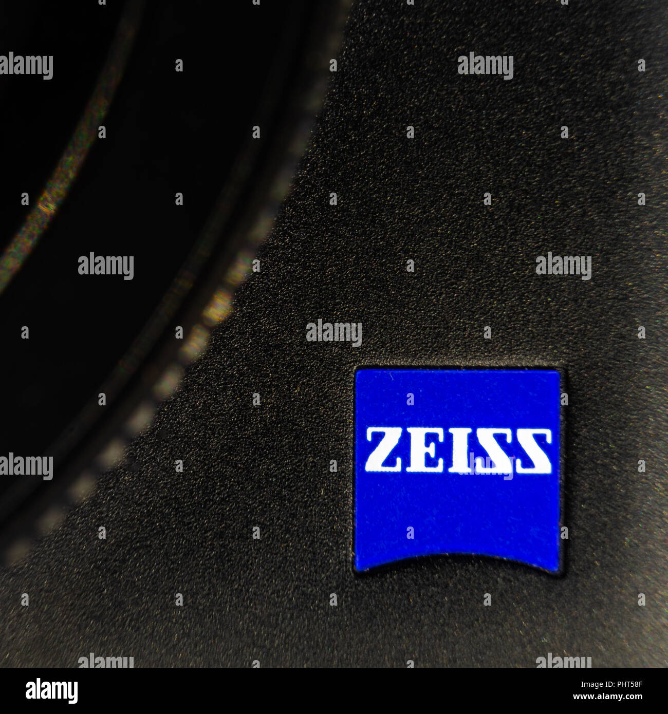 Lüneburg, Niedersachsen, Deutschland, 30. August, 2018: Das Logo der Objektivhersteller Zeiss auf einer kompakten Kamera Stockfoto