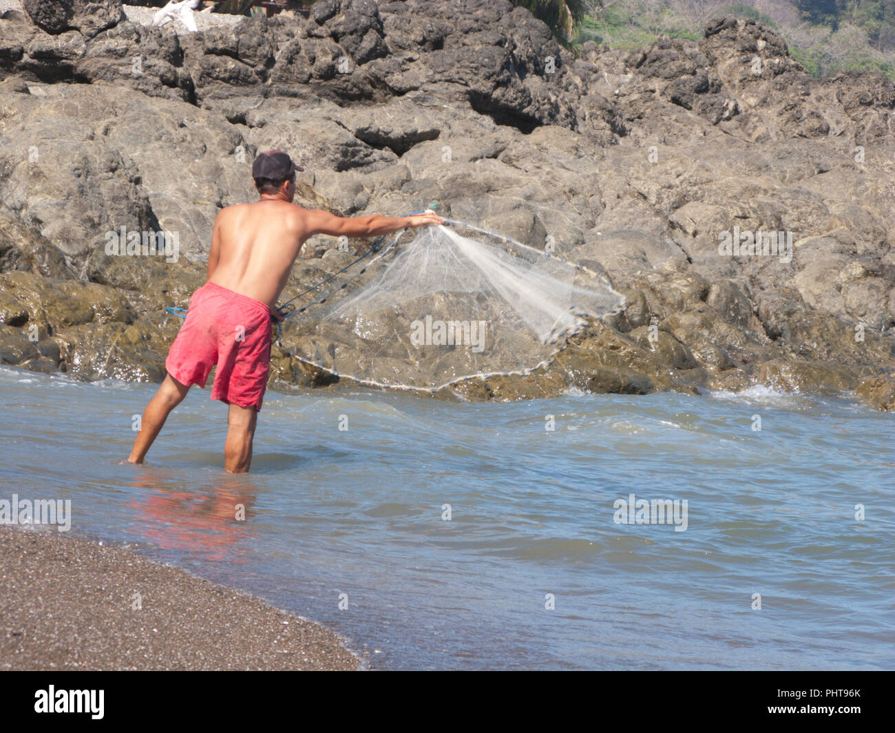 Fischer wirft seine Fischernetz in Montezuma auf der Halbinsel Nicoya, Costa Rica Stockfoto