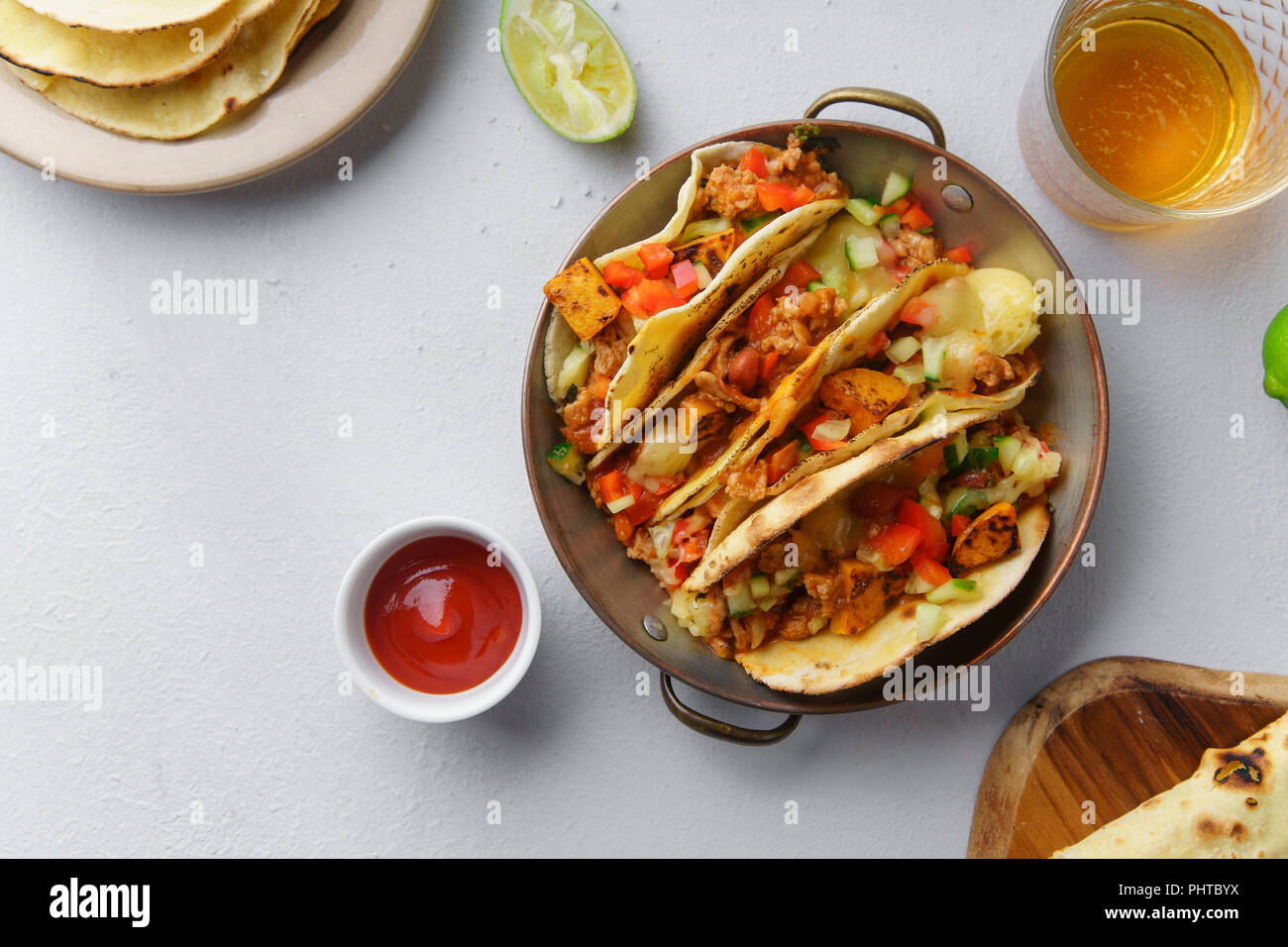 Overhead Bild der mexikanischen Tacos mit Chili con Carne und geriebenem Käse Stockfoto