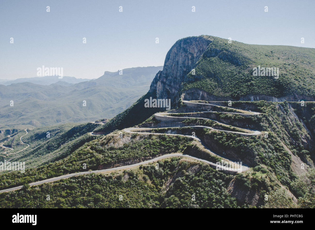Die beeindruckenden Serra da Leba Mountain Pass mit vielen verwinkelten Kurven in der Nähe von Lubango, Angola. Stockfoto