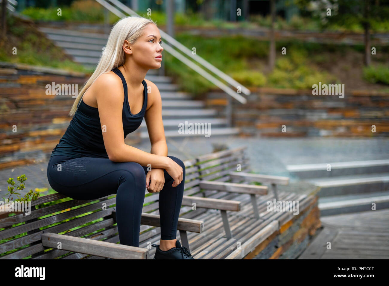 Nachdenklich Runner sitzt auf der Bank nach dem Workout Stockfoto